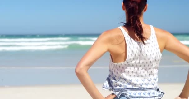 Retrato de mulher bonita desfrutando na praia — Vídeo de Stock