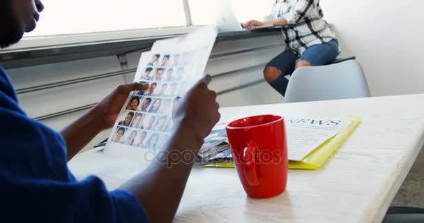 Male executive looking at documents — Stock Video