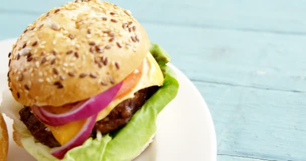 Hamburguesas en plato blanco — Vídeos de Stock