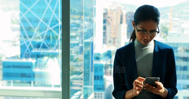 Ejecutiva femenina usando teléfono móvil — Vídeos de Stock