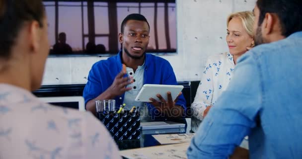 Befattningshavare med diskussion i mötet på kontor — Stockvideo