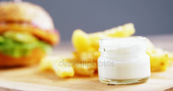 Hamburguesa y papas fritas con mayonesa — Vídeo de stock