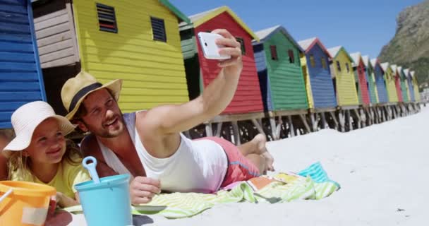 Familjen tar selfie på mobiltelefon på stranden — Stockvideo