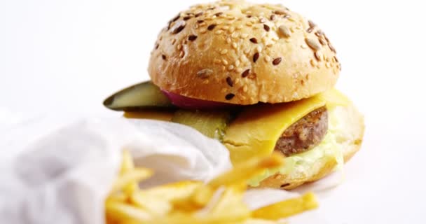 Hamburguesa y papas fritas en la mesa — Vídeos de Stock