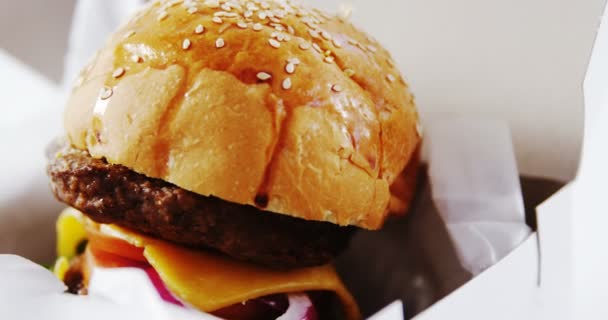 Hambúrguer em um recipiente take away na mesa — Vídeo de Stock