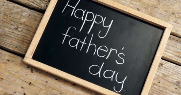 Gelukkig vaders dag bericht geschreven op leisteen — Stockvideo