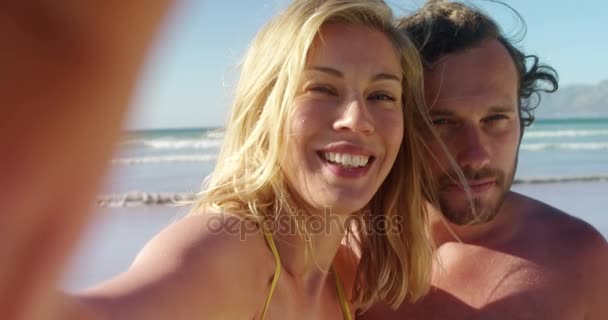 Pareja de pie juntos en la playa — Vídeos de Stock