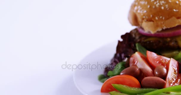 Snacks y ensalada en plato — Vídeo de stock