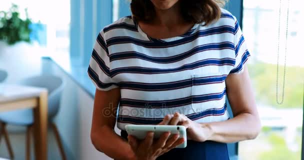 Ejecutiva femenina usando tableta digital en la oficina — Vídeo de stock