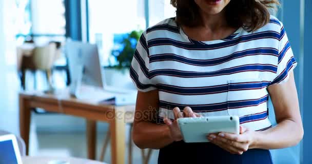 Vrouwelijke uitvoerend digitale tablet gebruiken in office — Stockvideo