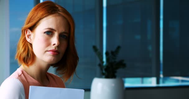 Vertrouwen vrouwelijke uitvoerend in kantoor — Stockvideo
