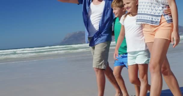 Familie lopen samen op de kust bij strand — Stockvideo