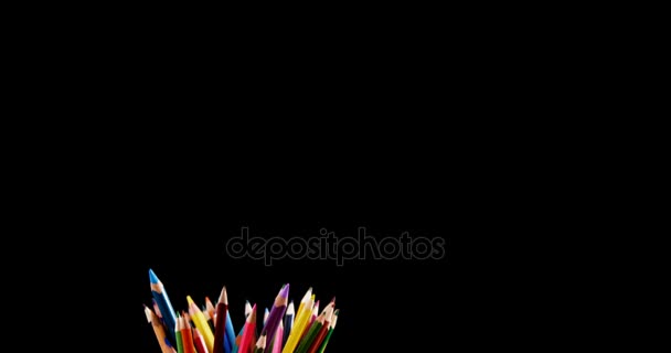 Maçã em tablet digital com lápis de cor na mesa — Vídeo de Stock