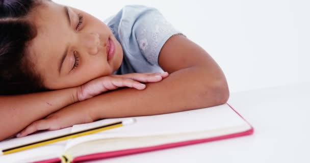 Belgili tanımlık kitap üstünde uyumak yorgun kız öğrenci — Stok video