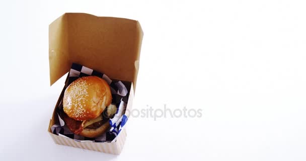 Hamburger in a take away container on table — Stock Video
