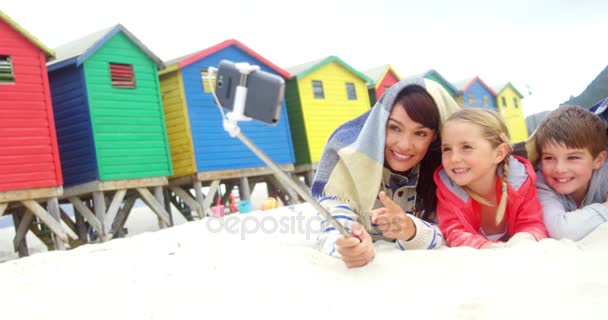 Gelukkige familie nemen selfie vanaf mobiele telefoon op strand — Stockvideo