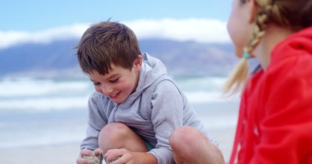 Kinder basteln Sandburg am Strand — Stockvideo