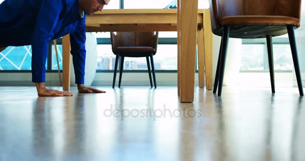 Hombre ejecutivo haciendo flexiones — Vídeos de Stock