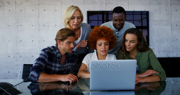 Equipe de executivos discutindo sobre laptop — Vídeo de Stock