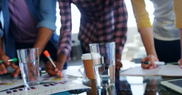 Ejecutivos trabajando en el cargo — Vídeos de Stock