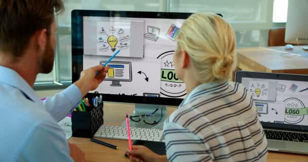 Diseñadores gráficos trabajando sobre la computadora en el escritorio — Vídeos de Stock