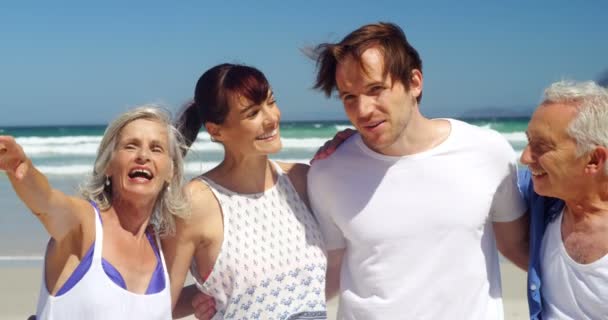 Lycklig familj njuter på stranden — Stockvideo