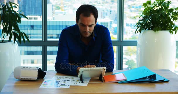 Homme cadre travaillant sur tablette numérique dans le bureau — Video