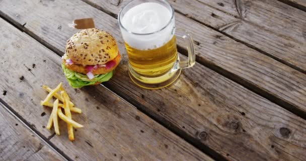 Bier und Snacks auf Holztisch — Stockvideo