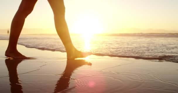 Mulher andando na praia durante o pôr do sol — Vídeo de Stock