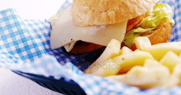 Hamburguesa y papas fritas en la mesa — Vídeos de Stock