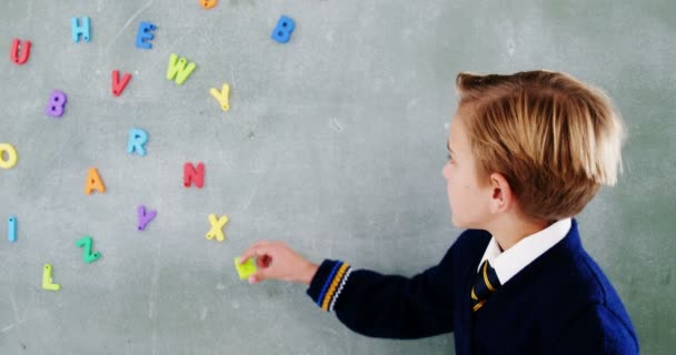 Pojke klibba alfabetet b på svarta tavlan — Stockvideo