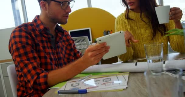 Dirigeants discuter sur tablette numérique dans le bureau — Video