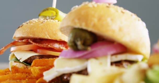 Гамбургеры расположены в ряд — стоковое видео