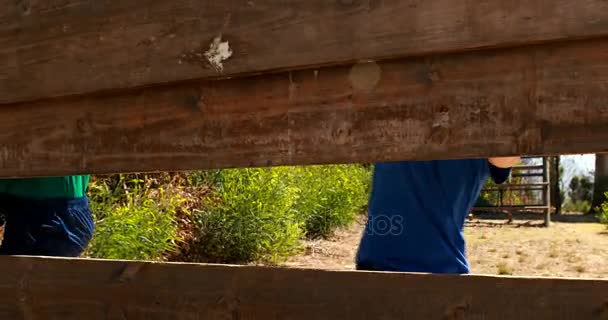 Niños escalando pared de madera — Vídeo de stock