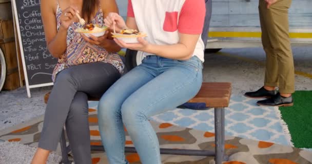 Amigos sorridentes comendo lanches — Vídeo de Stock