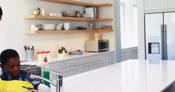Vater und Sohn putzen Utensilien in Küche — Stockvideo