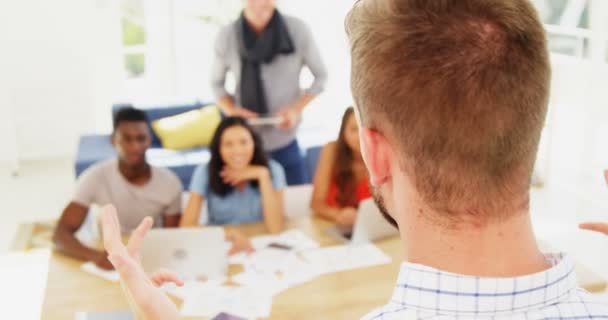 Ejecutivo explicando planes de negocio a compañeros de trabajo — Vídeos de Stock