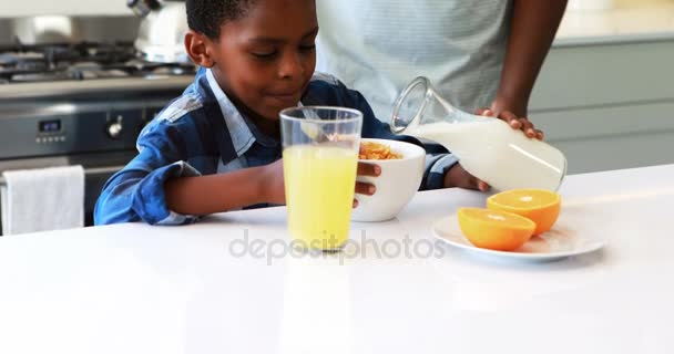 Pai derramando leite em cereal filhos — Vídeo de Stock