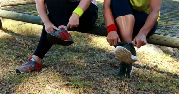 女性の靴ひもを結ぶ — ストック動画