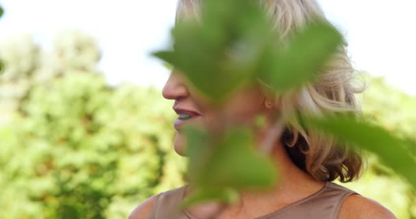 Amis interagissant les uns avec les autres au balcon — Video