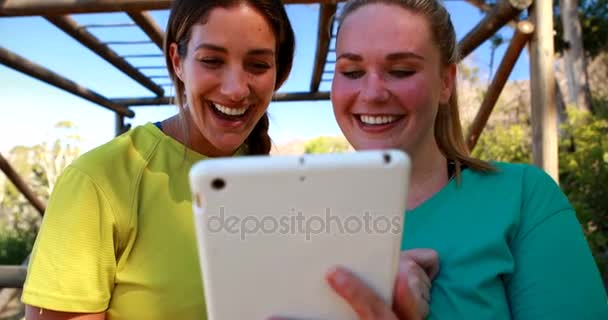 Vrienden met behulp van digitale Tablet PC — Stockvideo