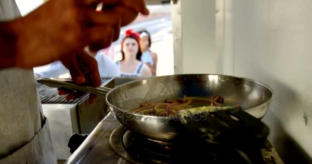 Ober werken bij balie van food truck — Stockvideo