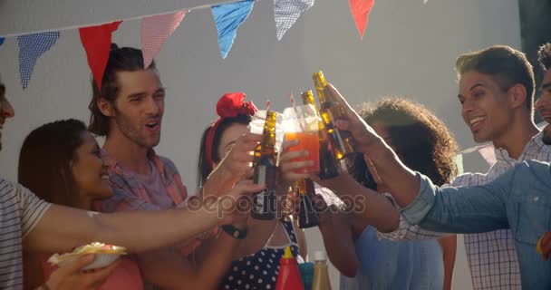 Счастливые друзья поднимают тосты за стаканы сока — стоковое видео