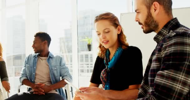 Colegas discutindo sobre tablet digital — Vídeo de Stock