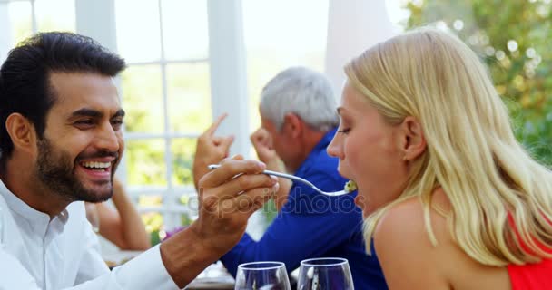 Hombre alimentación mujer en restaurante — Vídeos de Stock