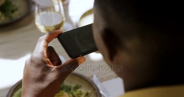 Homem tirando foto de comida do celular — Vídeo de Stock