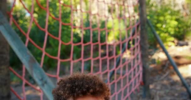 Θλιβερή αγόρι στέκεται κοντά σε δίχτυ — Αρχείο Βίντεο