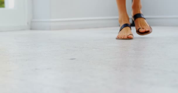 Gâteau tombant devant les pieds des femmes — Video