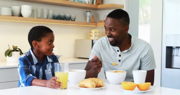 Πατέρας και γιος παίρνουν πρωινό στην κουζίνα — Αρχείο Βίντεο