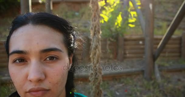 Κορίτσι στέκεται στο στρατόπεδο εκκίνησης — Αρχείο Βίντεο